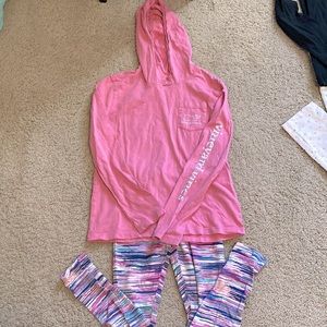 Vineyard vines hooded tee shirt size 7/8. Carters leggings 7/8. GUC